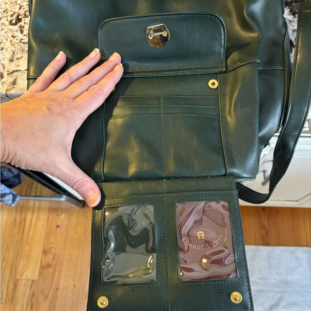 Etienne Aigner vintage hunter green bucket bag. - Picture 6 of 12
